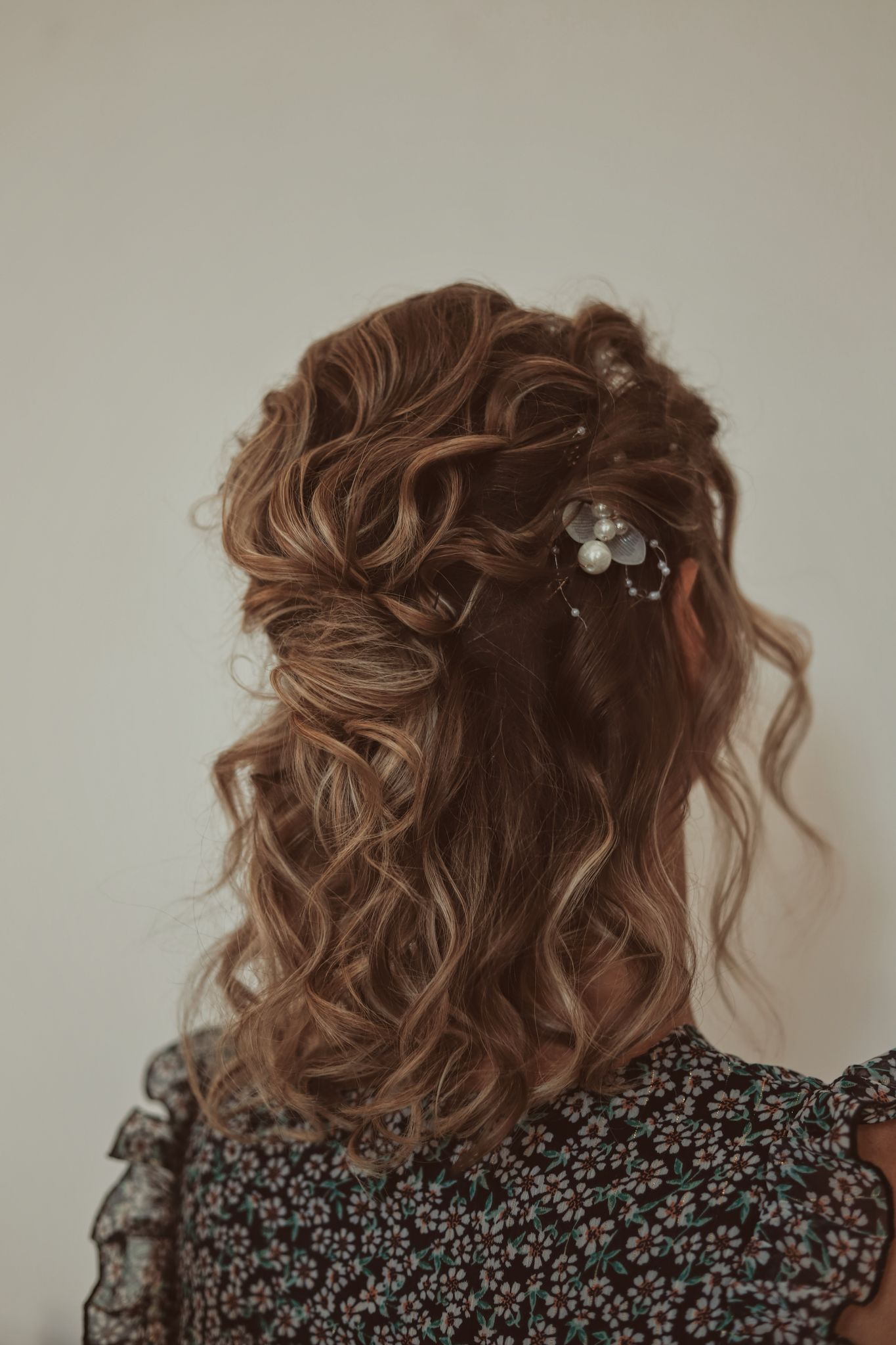 coiffure cheveux ondulés mariage le mans