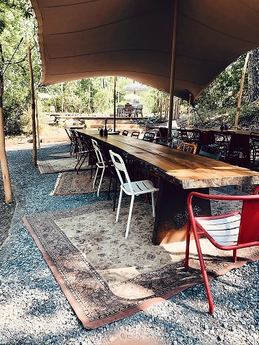 tente nomade et table en bois mariage