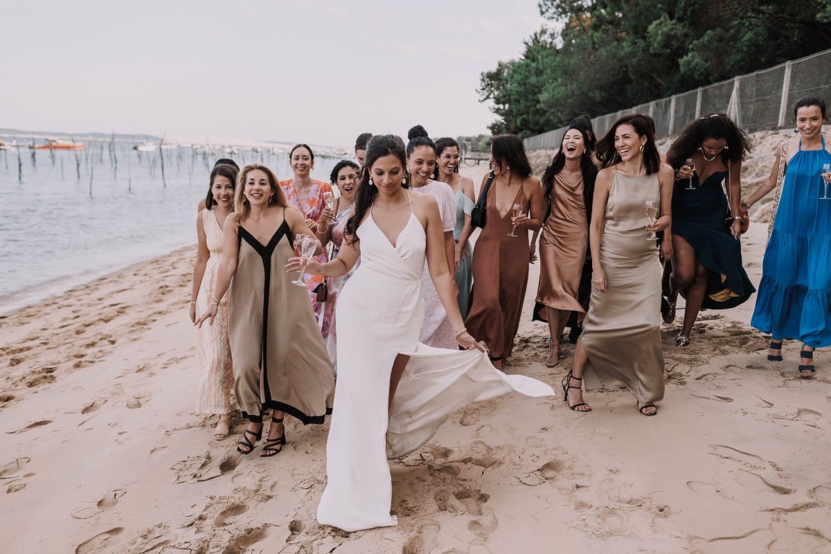 la mariée et ses amies sur la plage