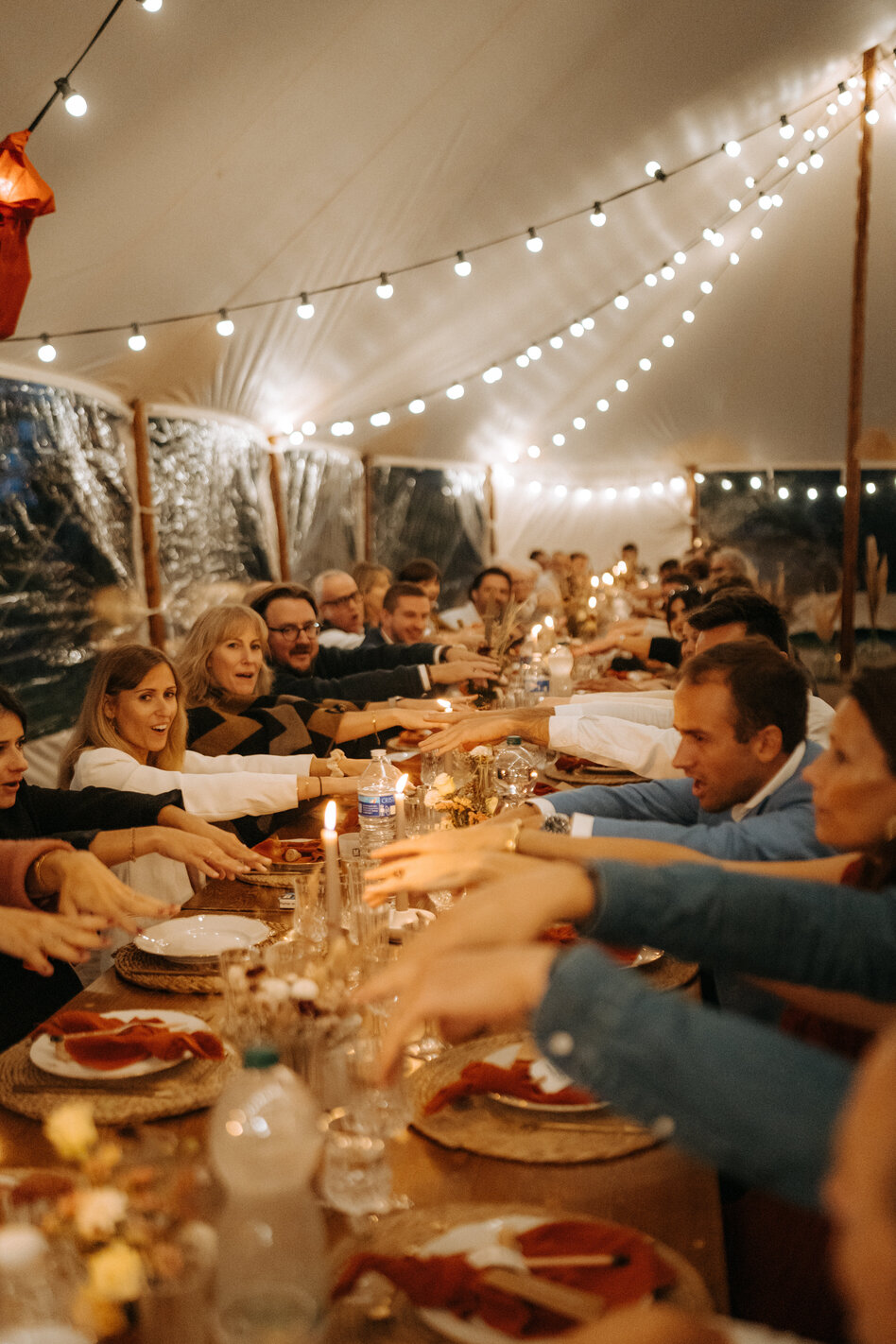 plan de table banquet table en bois tente mariage extérieur orne