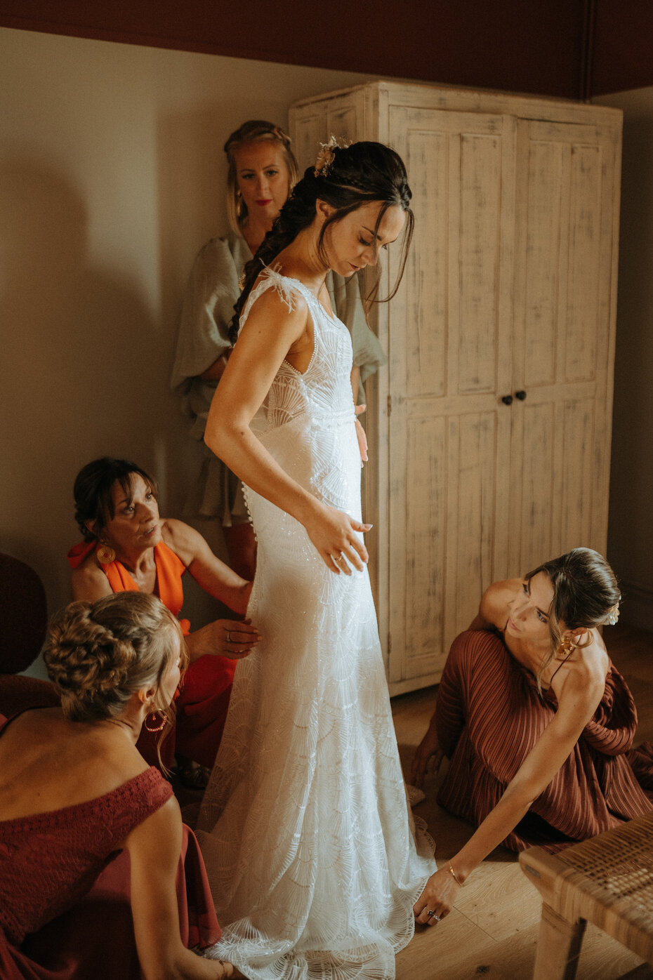 préparatifs mariée avec demoiselles d'honneur orne