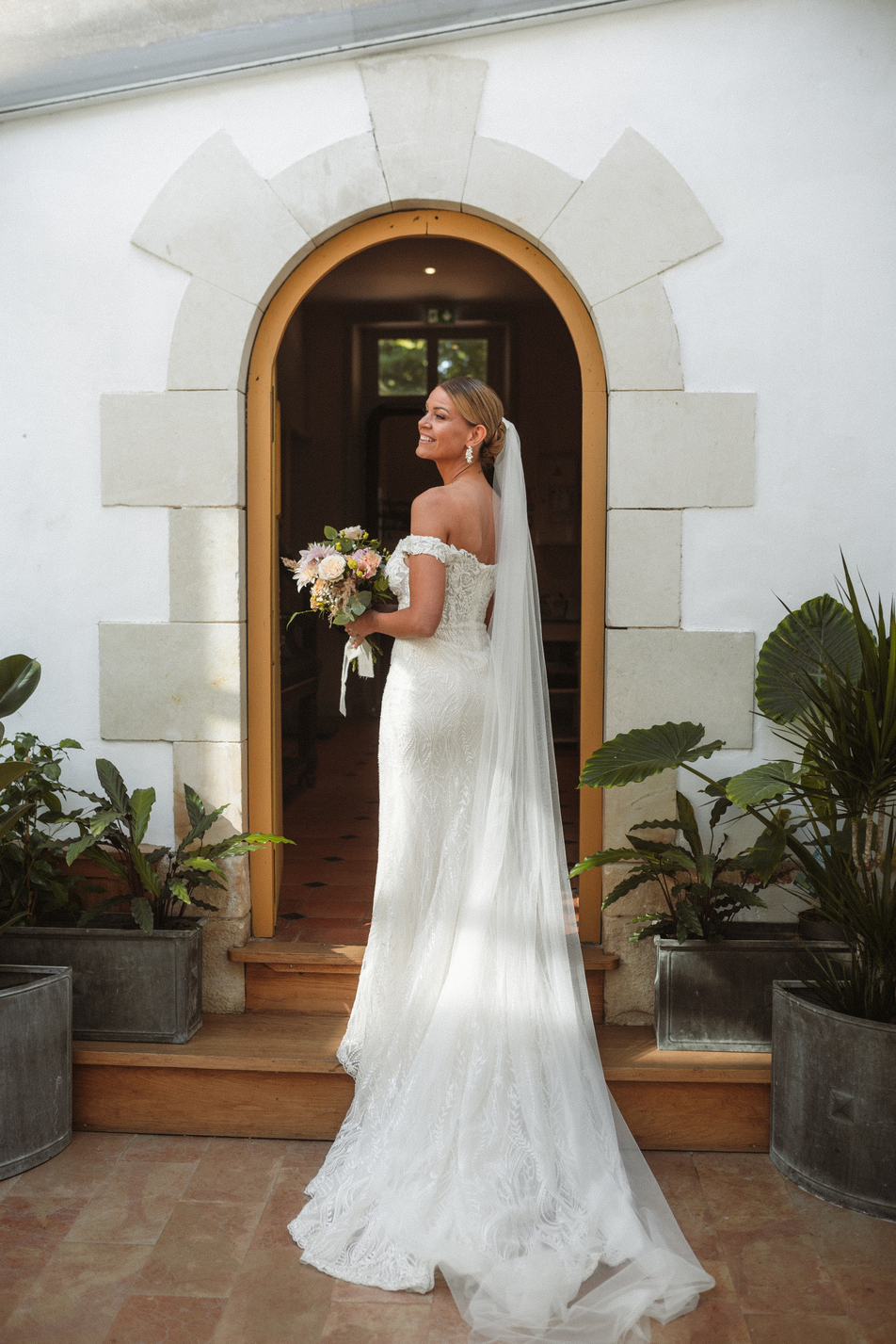 robe de mariée avec voile et traine en dentelle sarthe