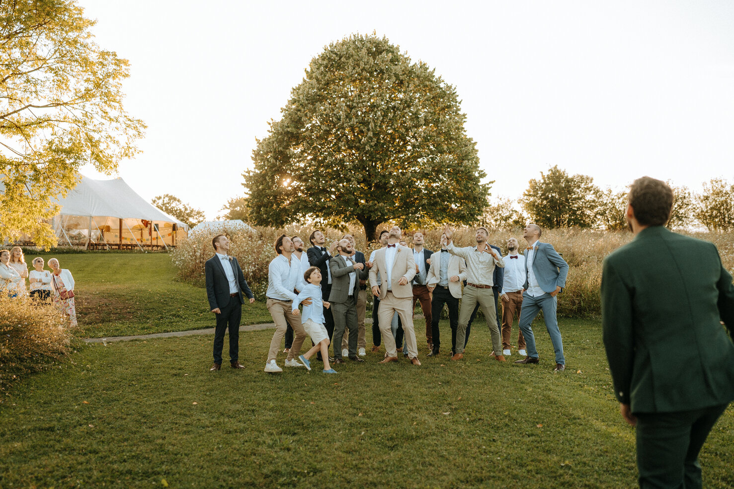 lancer de bouquet homme saucisson mariage marié pays de la loire