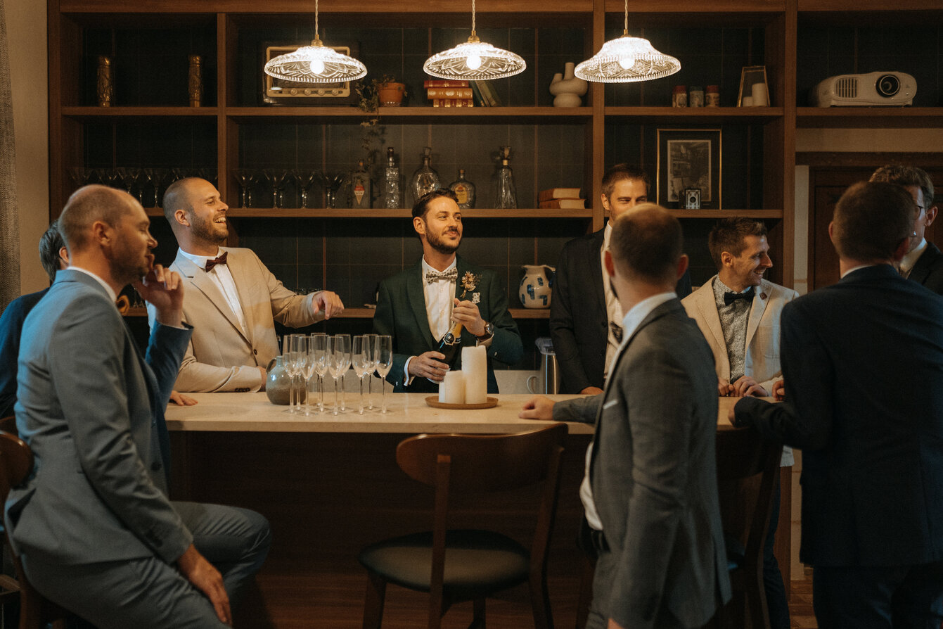 préparatifs futur marié avec témoins bar lieu de réception orne