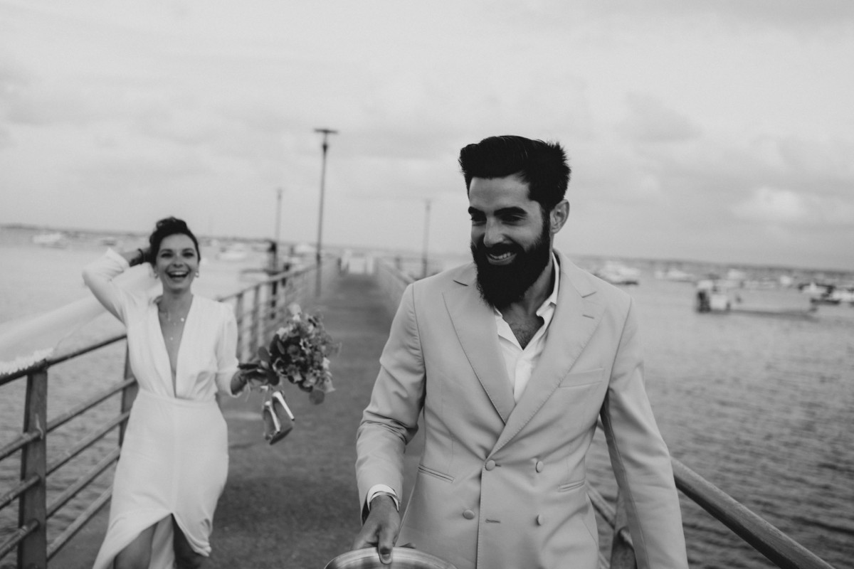 Mariés complices échangeant un fou rire, capturés sur le vif lors de leur mariage.