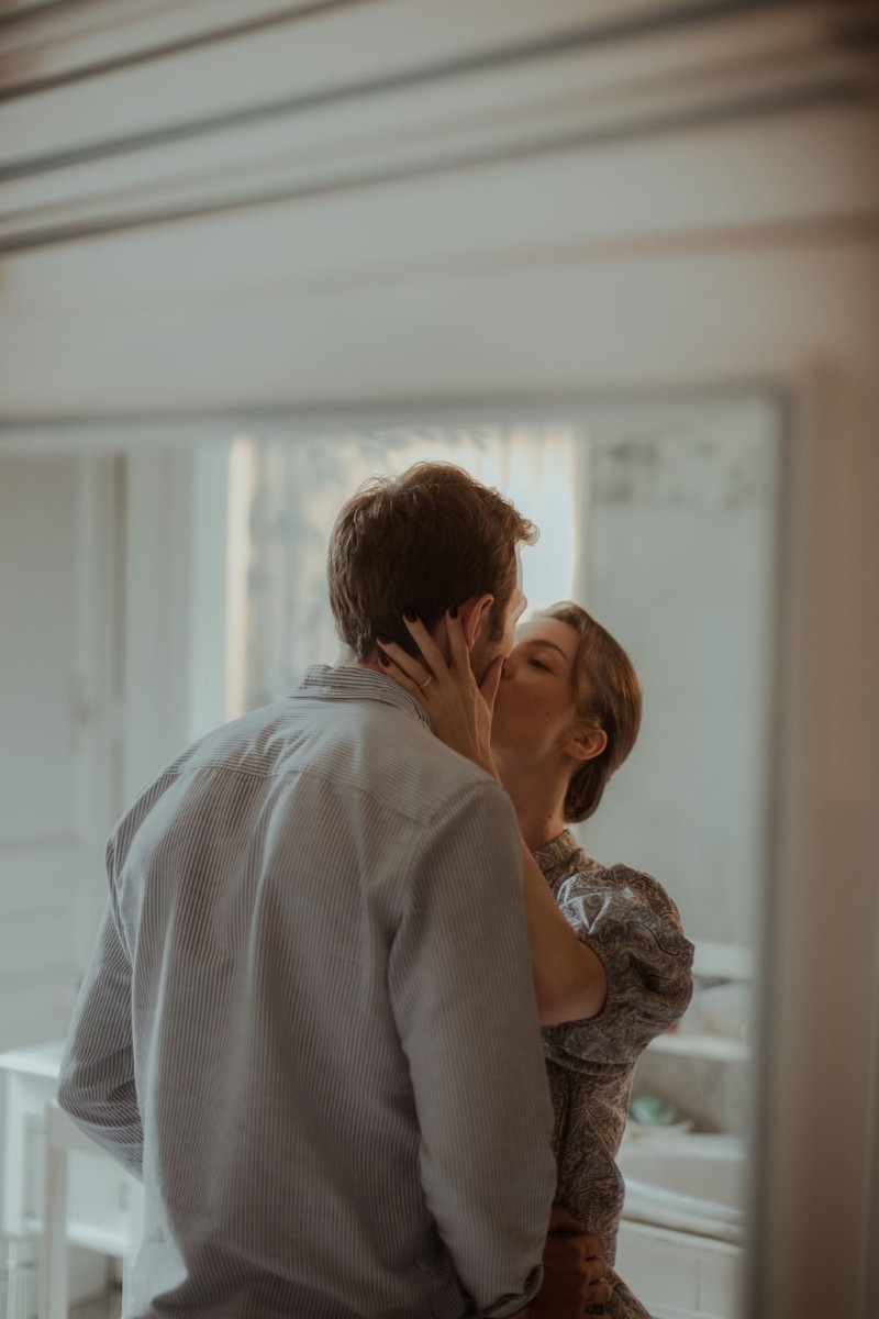 moment complice entre les maries pendant les preparatifs avant le mariage