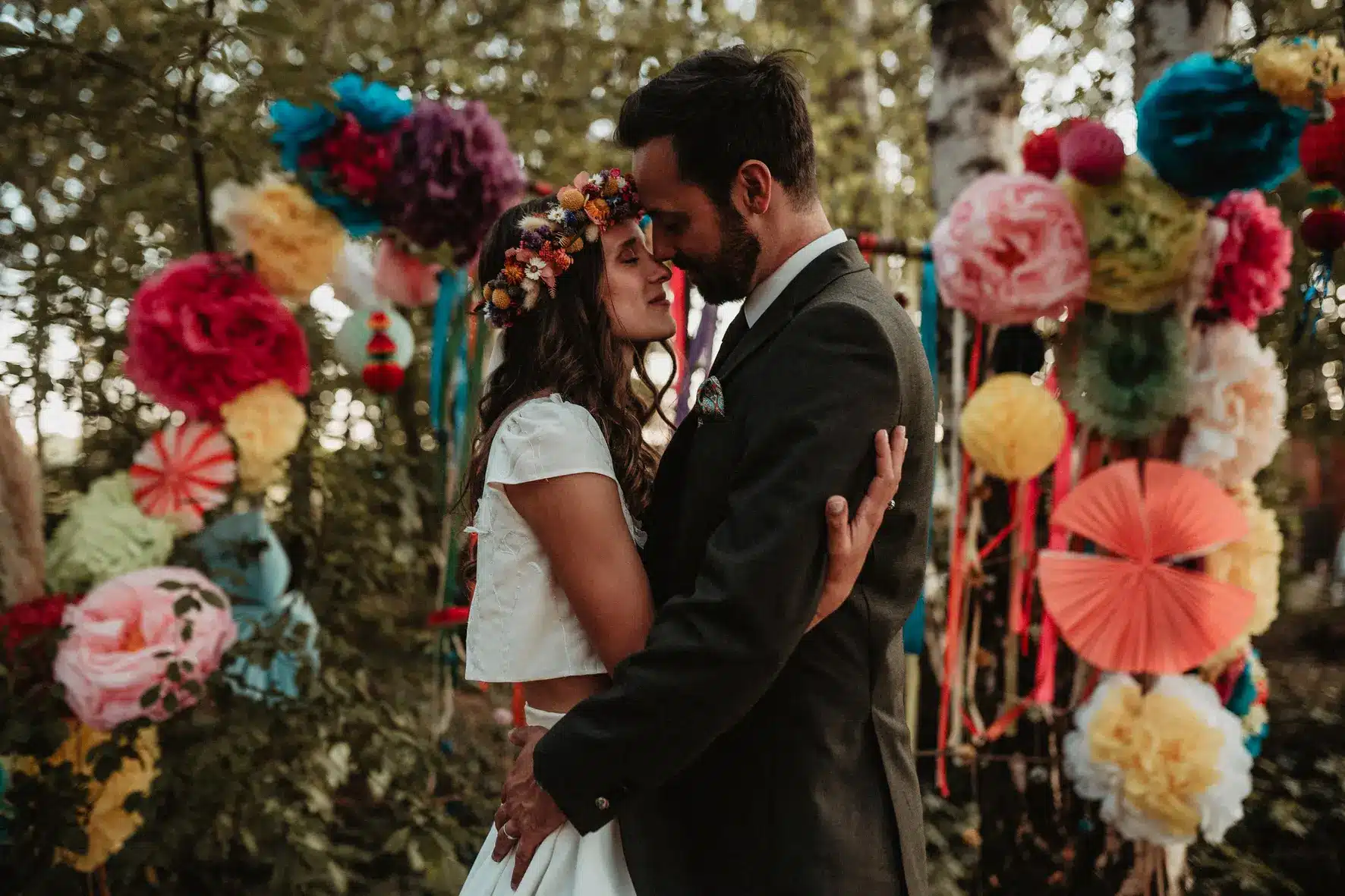 photo de couple mariage cérémonie laïque forêt coloré le mans