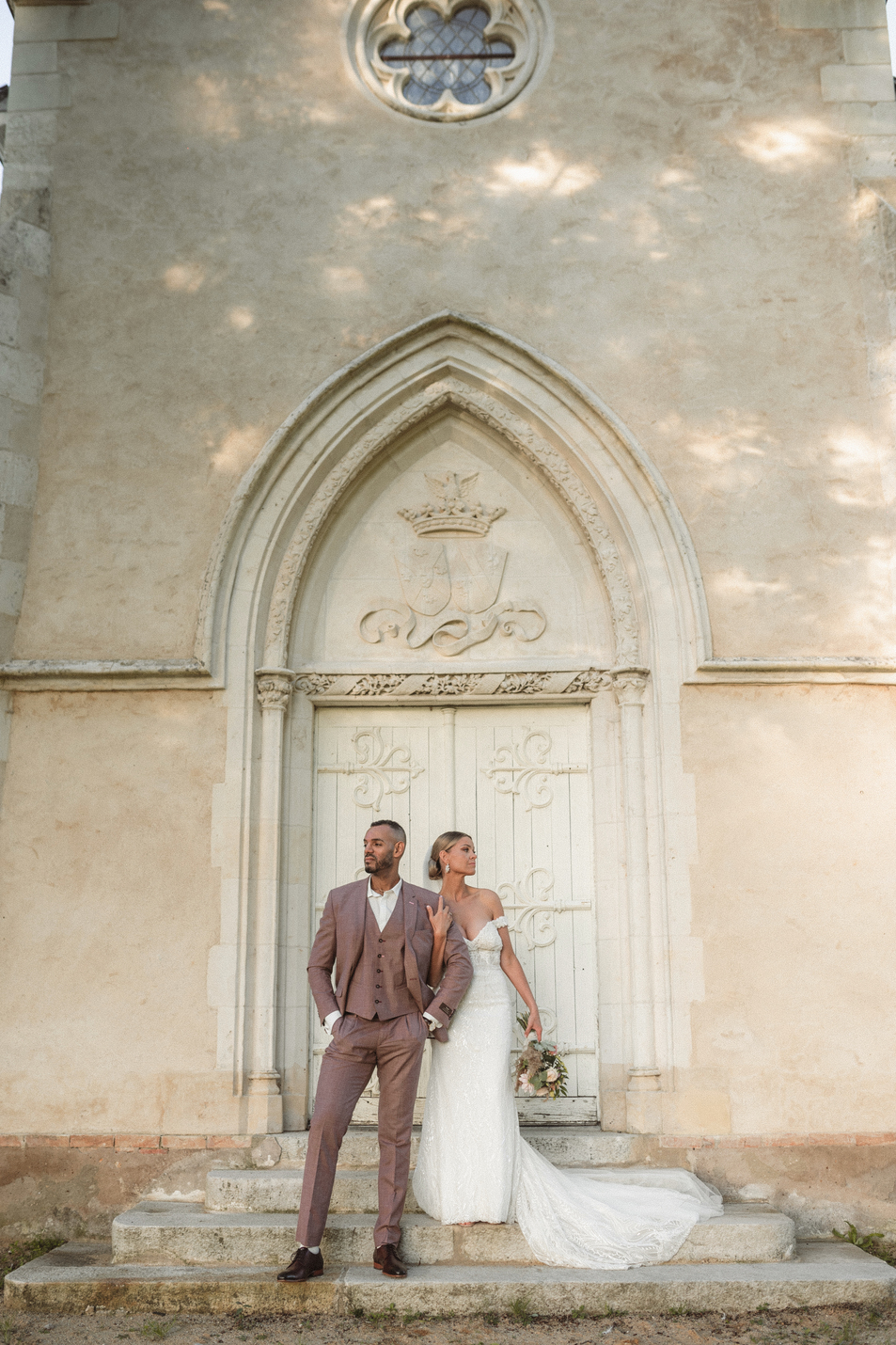 photo de couple mariage devant porte le mans