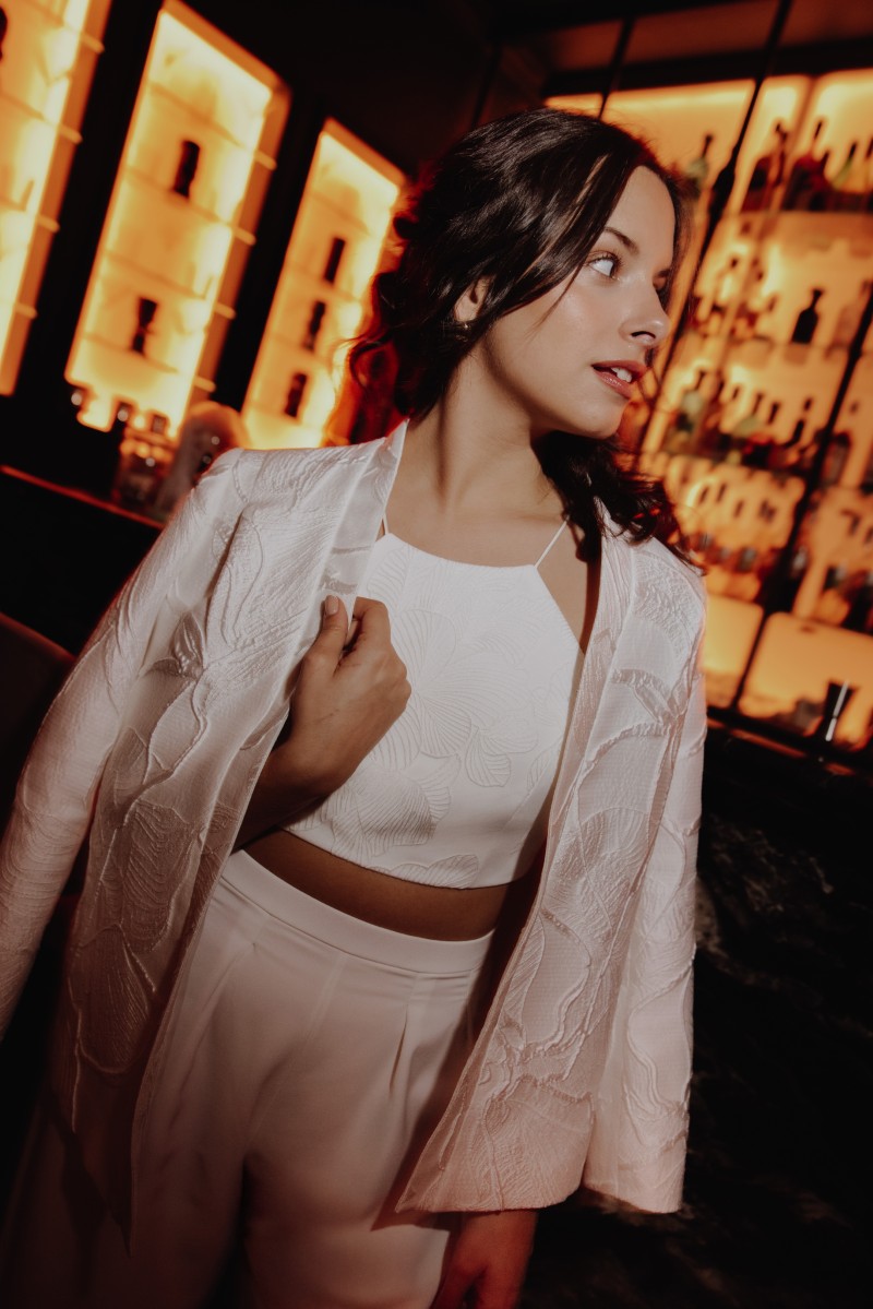 Tenue de mariage civil top et pantalon fluide blanc avec veste brodée
