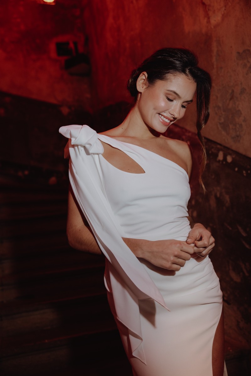 Robe de soirée de mariage ou cérémonie civile moderne et couture