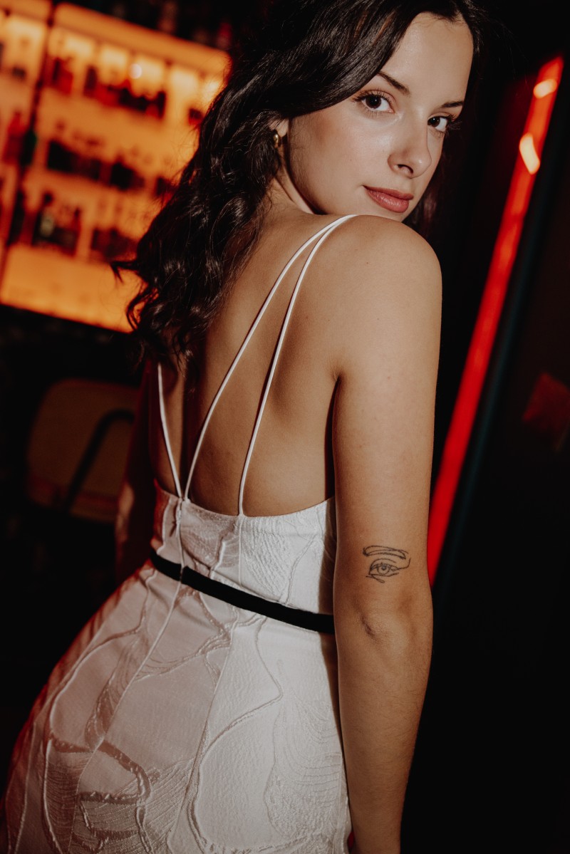 Robe de mariage civile brodée et dos nu avec ceinture
