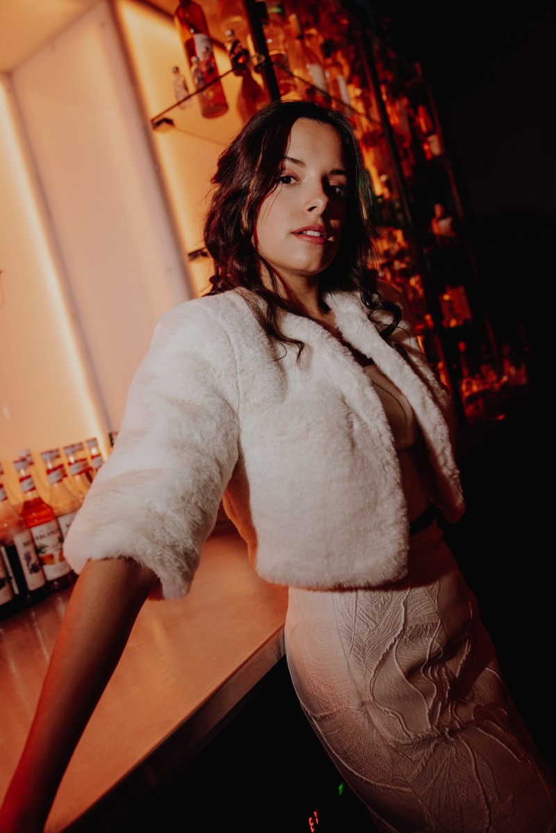 Tenue de mariage civil, robe blanche et gilet en fourure