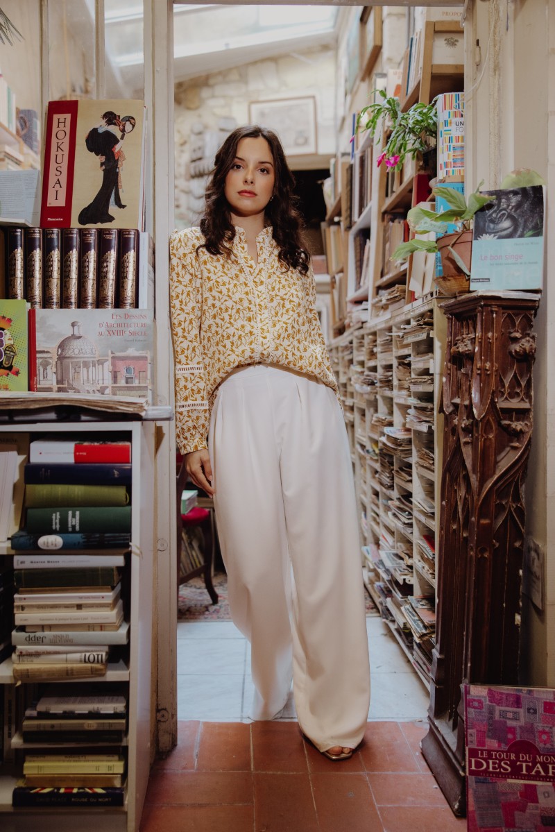 Tailleur pantalon blanc moderne pour mariée civile, création éthique française