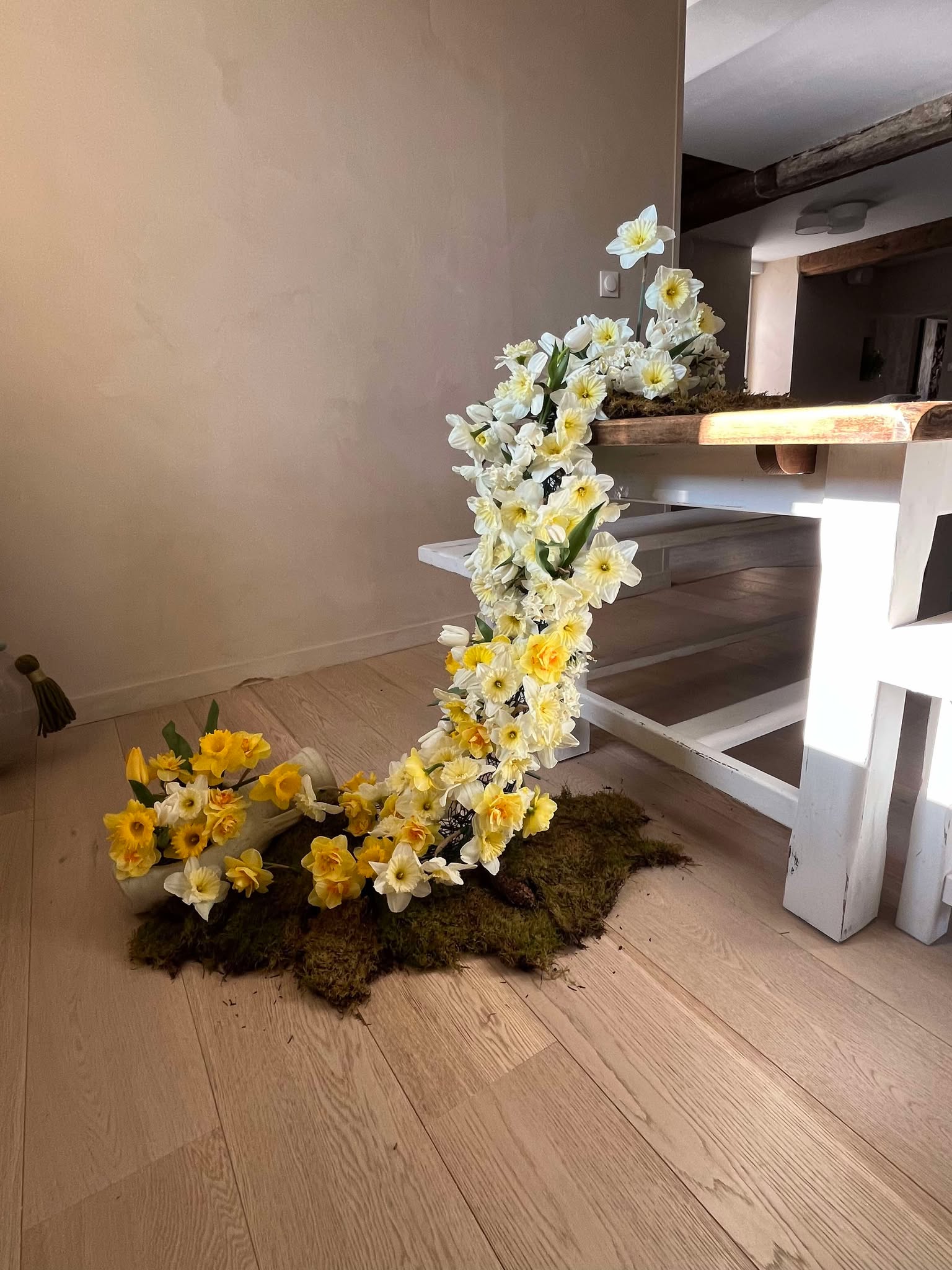composition florale cascade narcisses suspendues decor graphique blanc jaune