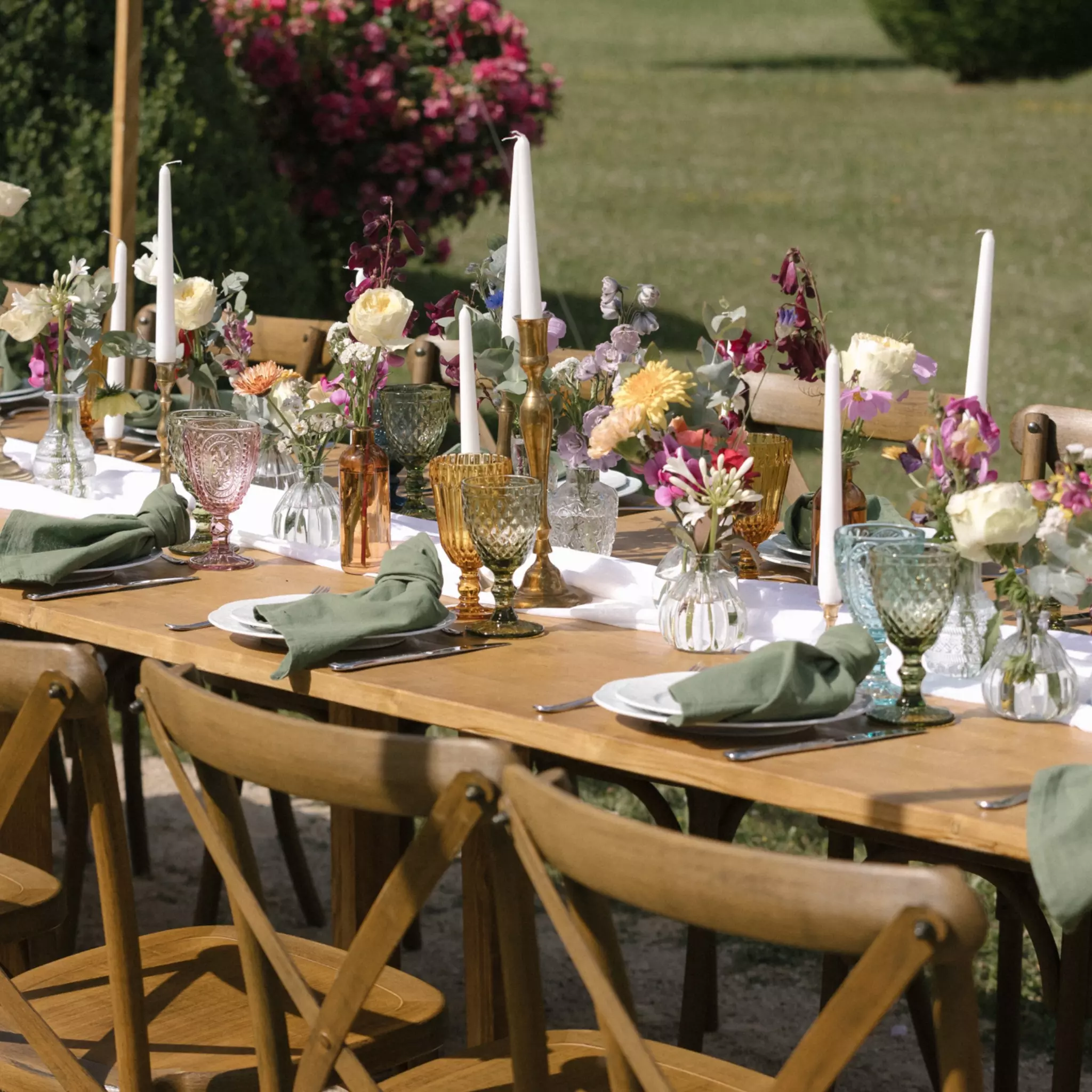 Dîner sur table en bois en location en Normandie et pays de la loire