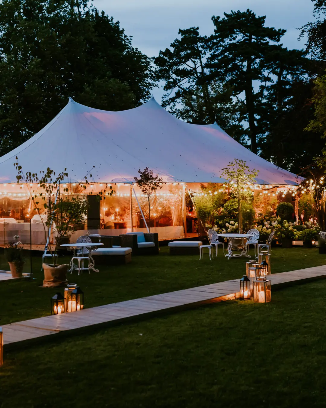 Tente de mariage décorée pour une ambiance chaleureuse et authentique pour un mariage en Normandie