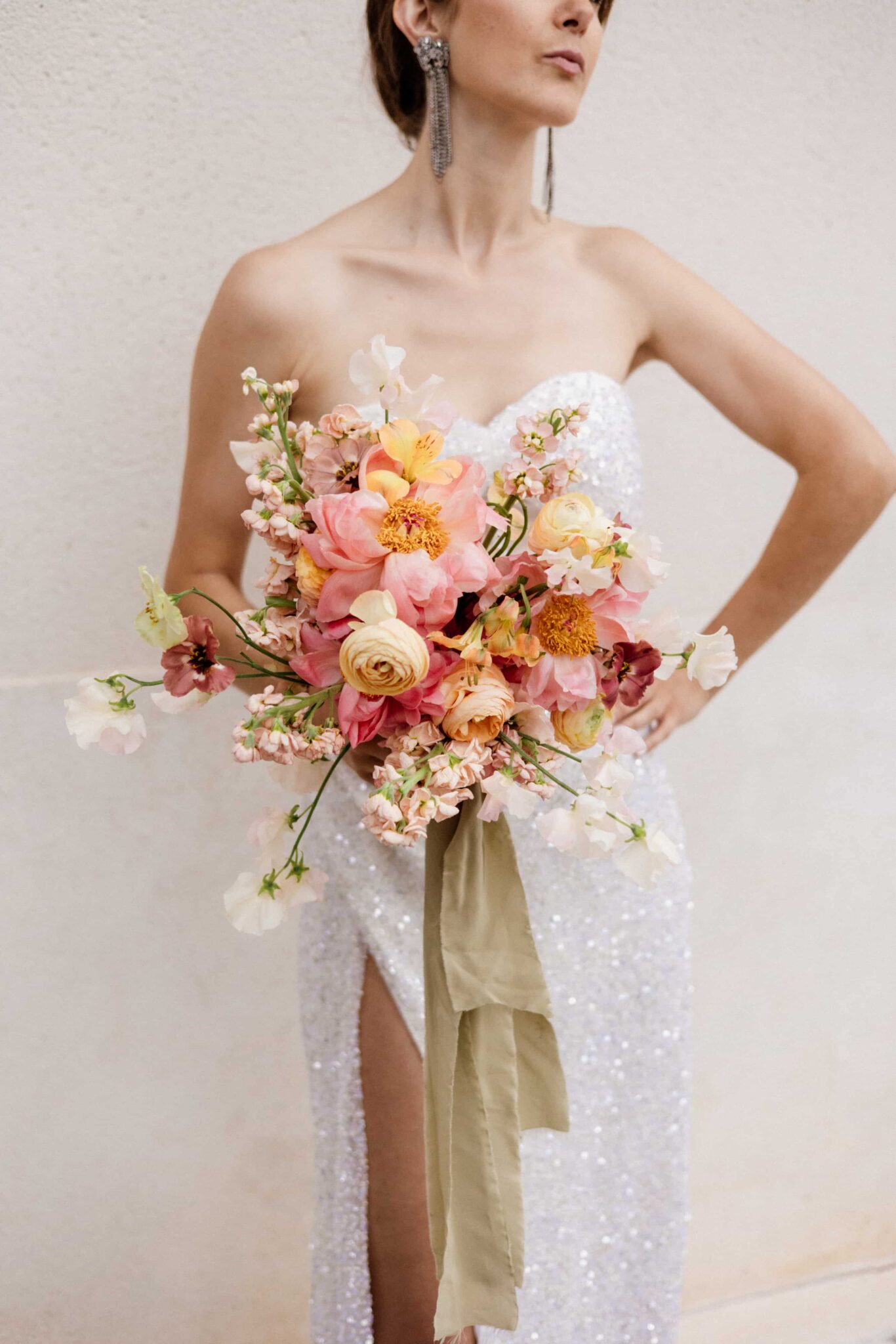 mariee bouquet destructure style fine art pivoines ruban vert sauge.