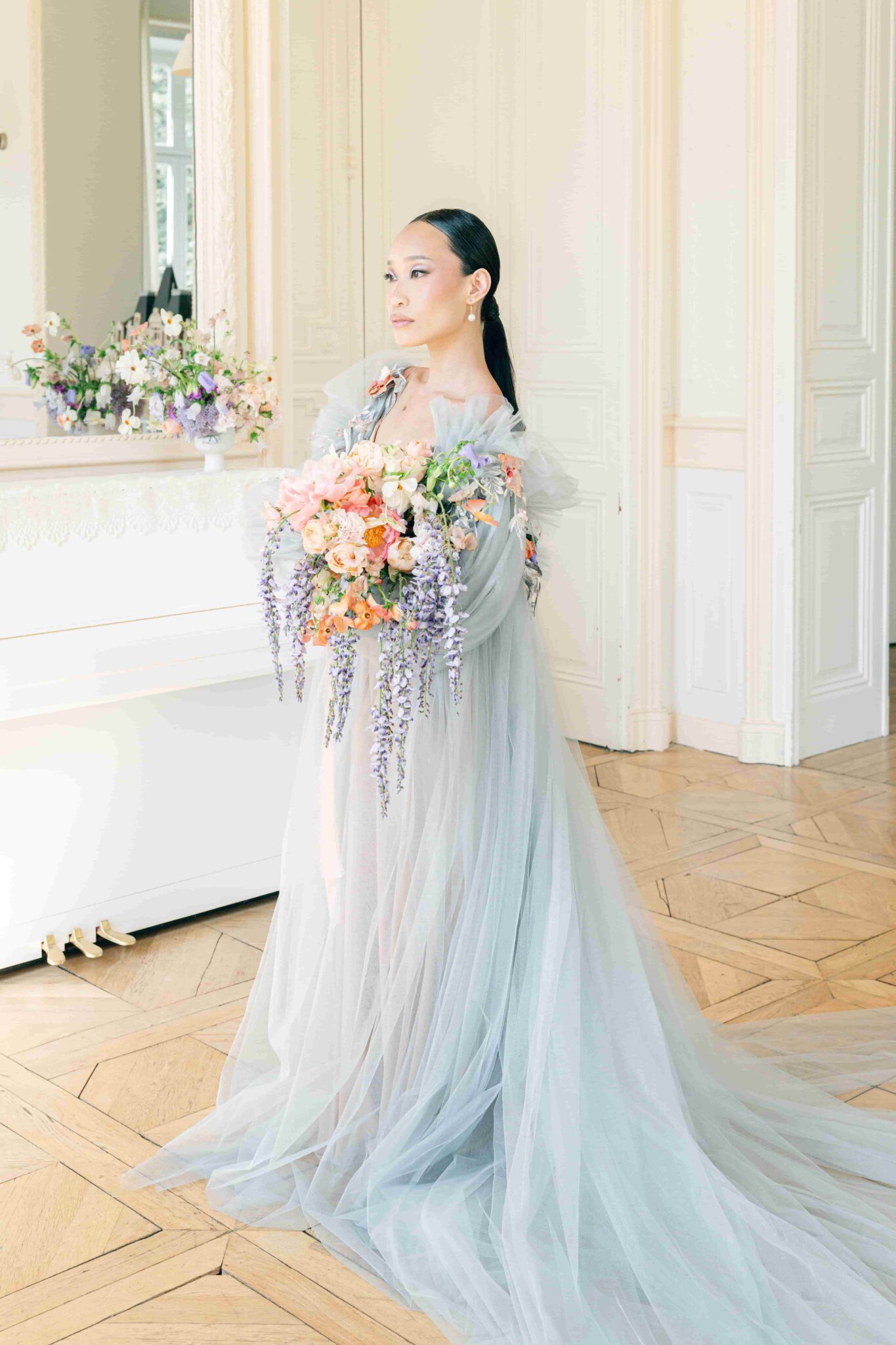 mariee moderne bouquet mariee colore chateau de la loire