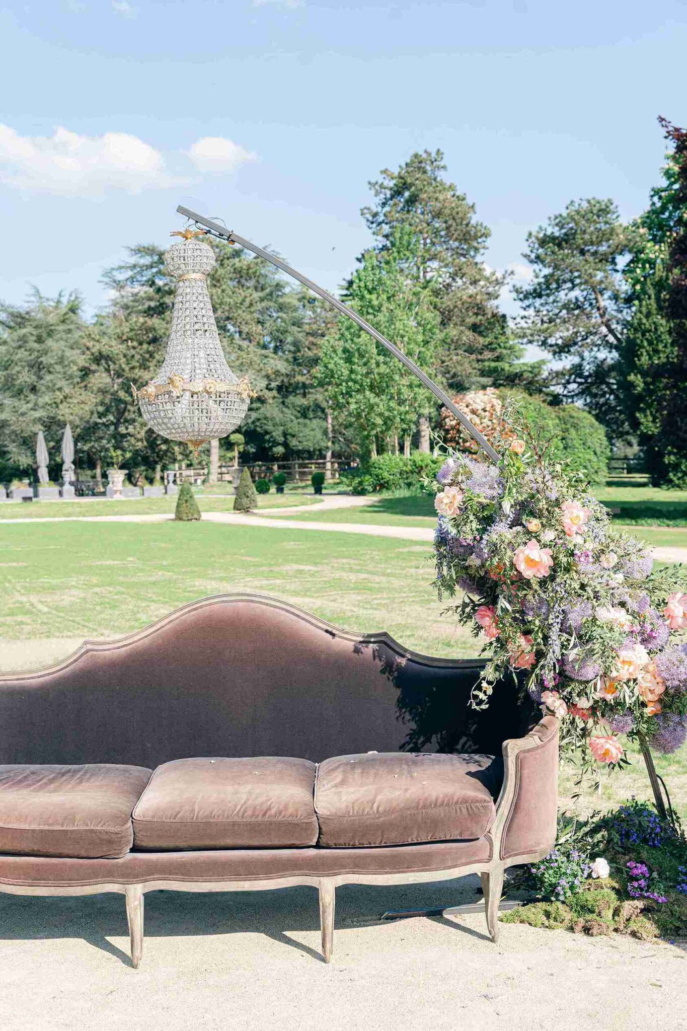 arche florale de mariage suspendue canape vintage chateau angevin