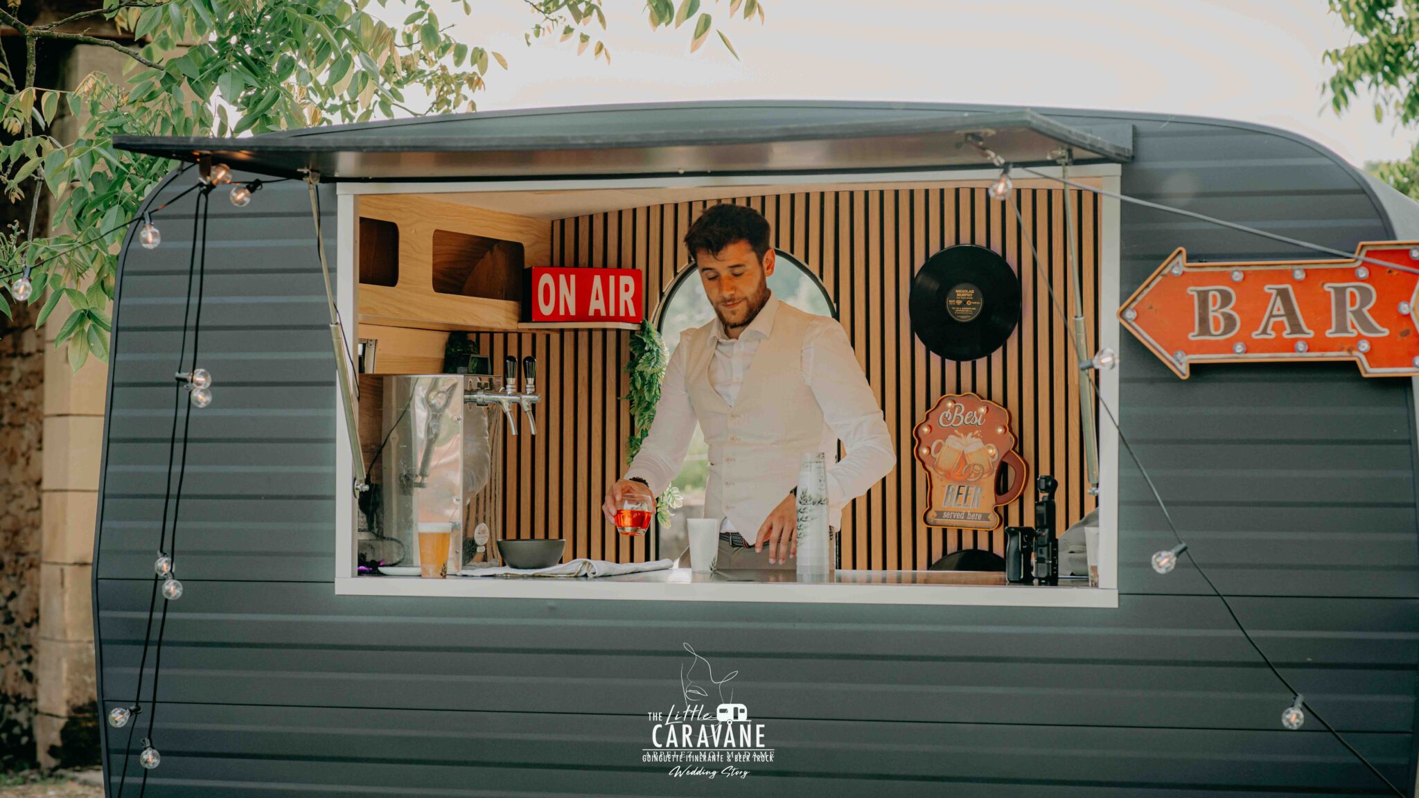 Bar à bières artisanales dans une caravane vintage, avec tireuses pression pour animation de cocktail ou brunch de mariage