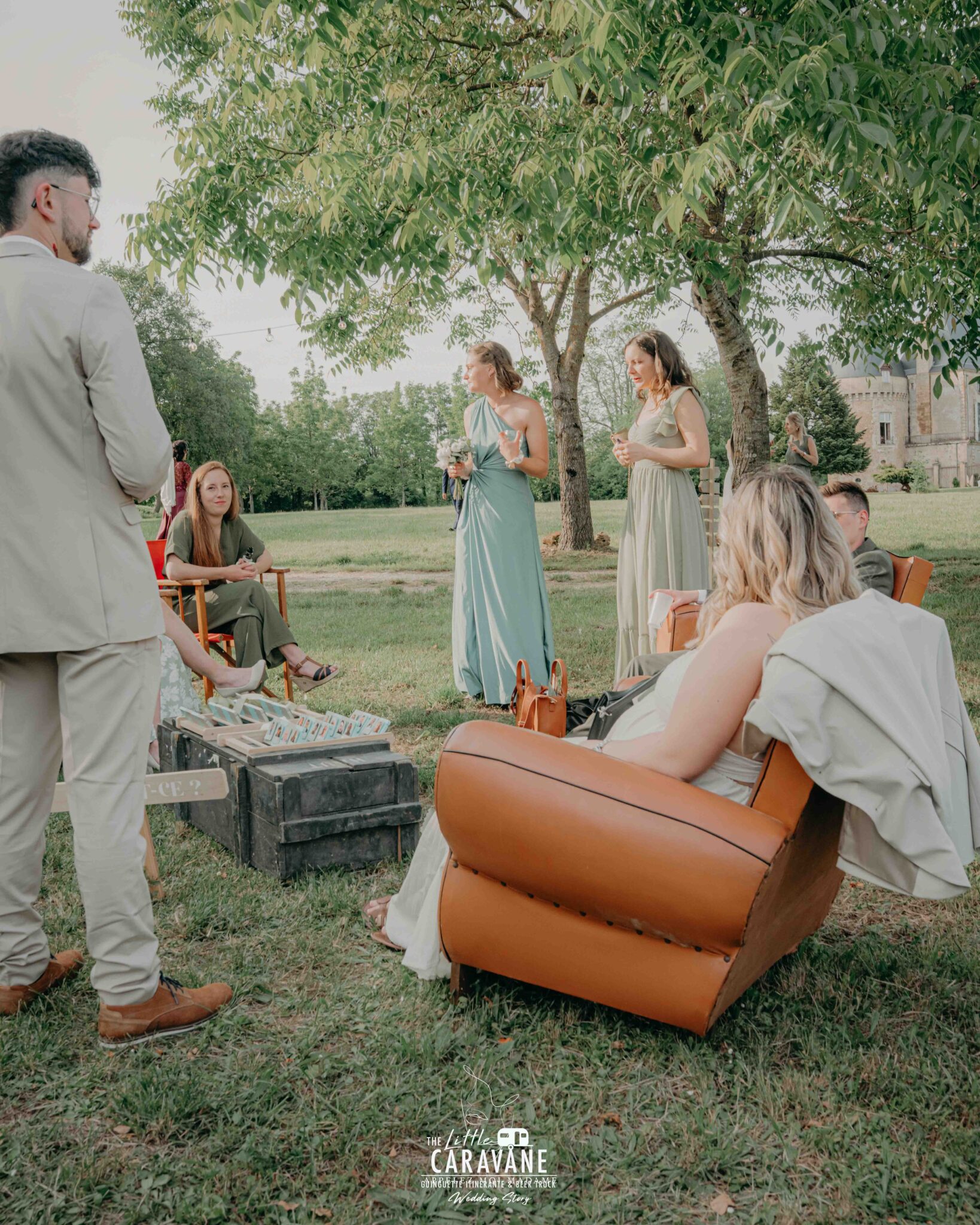 Caravane vintage aménagée en bar à vinyles et bar à bières pour mariage, installée en extérieur dans une ambiance guinguette.