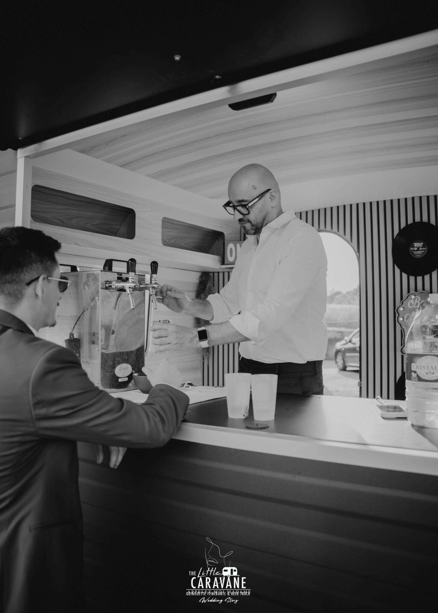 Bar à bières artisanales dans une caravane vintage, avec tireuses pression pour animation de cocktail ou brunch de mariage
