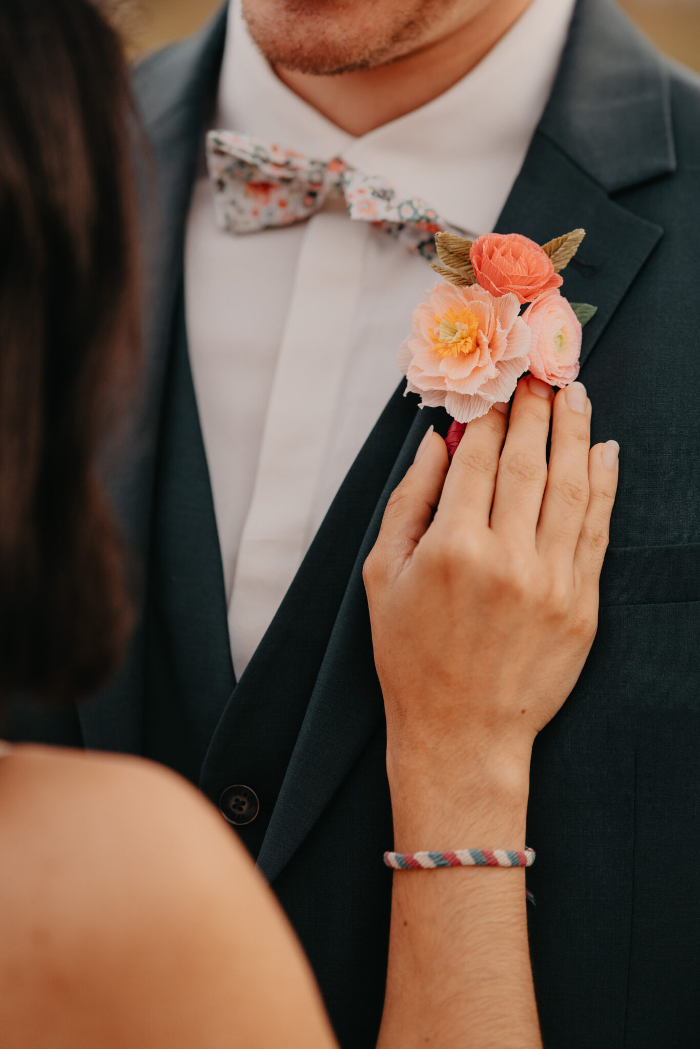 boutonnière en papier, un souveni durable du jour J