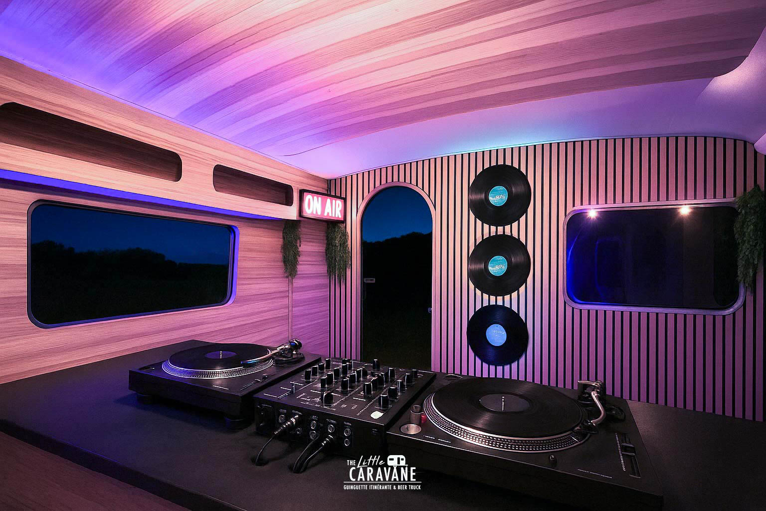 Détail du bar à vinyles installé dans une caravane vintage pour animation musicale de mariage, avec platines DJ et vinyles rétro.