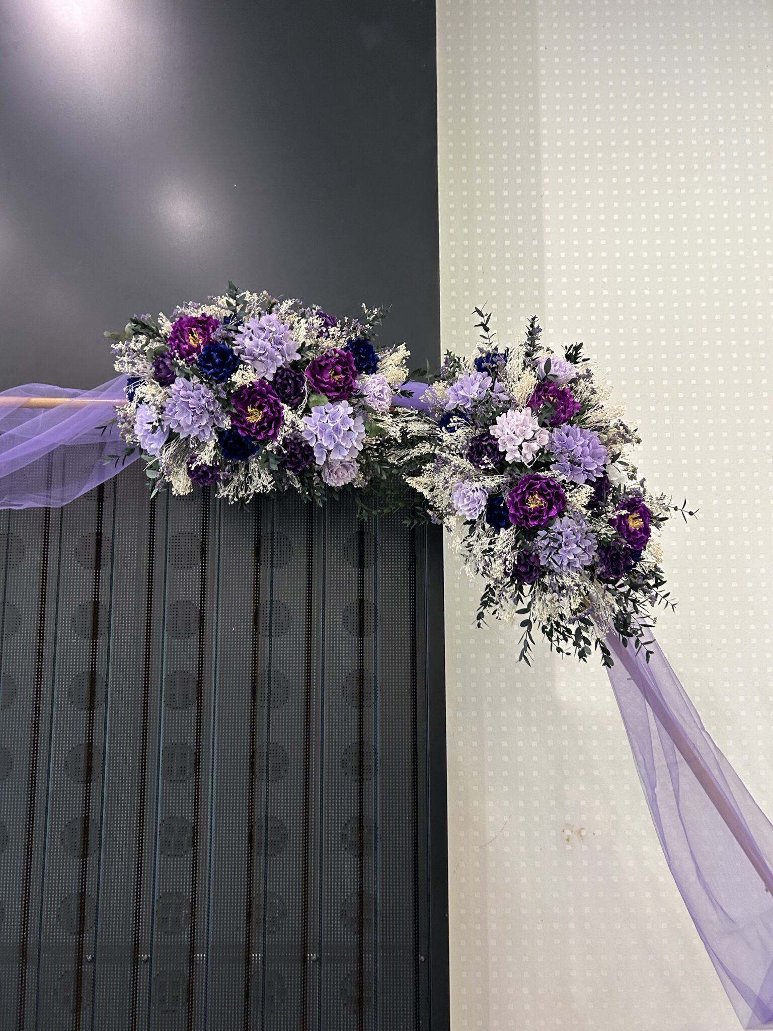 composition florale en papier pour arche de mariage