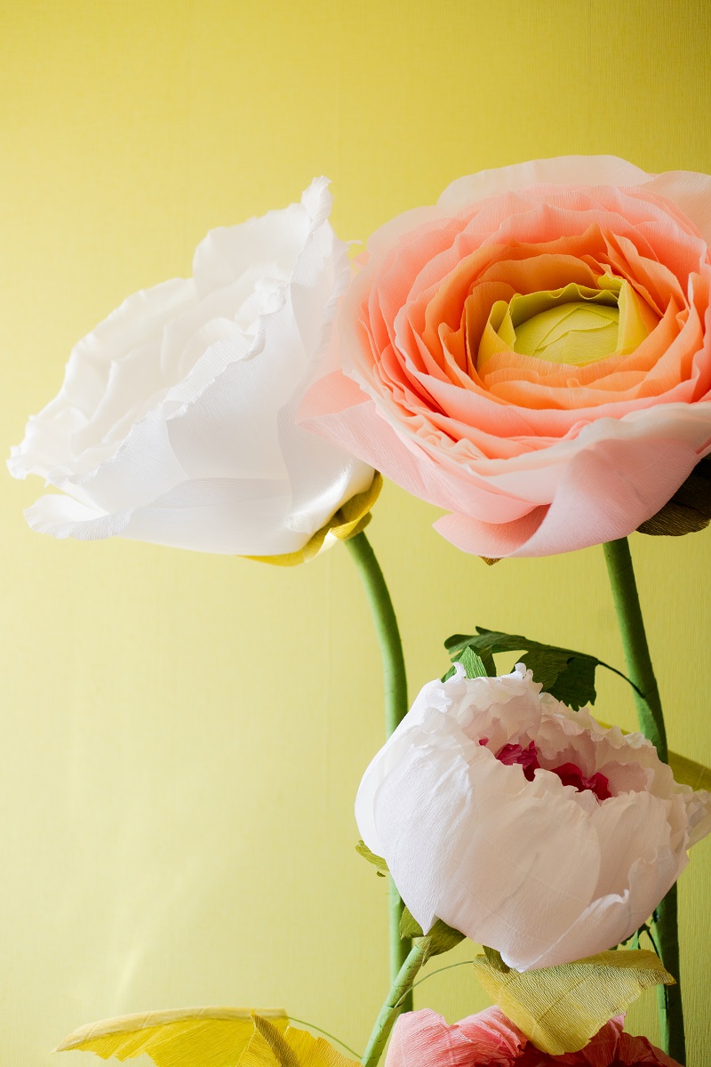 fleurs géantes en papier pour arche de mariage ou fond photo