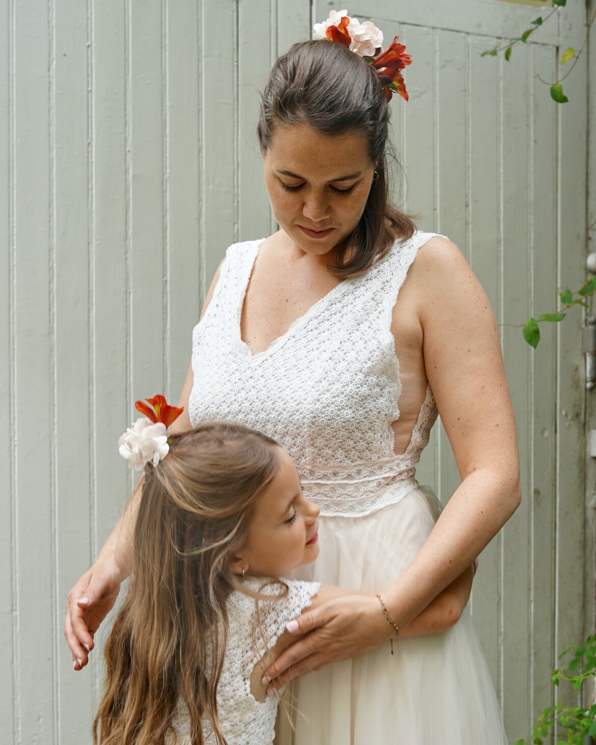 robe de mariee et robe enfant assortie en dentelle