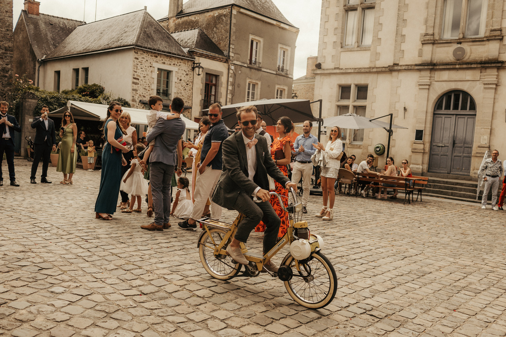 arrivée du marié à l'Eglise en bicyclette mayenne