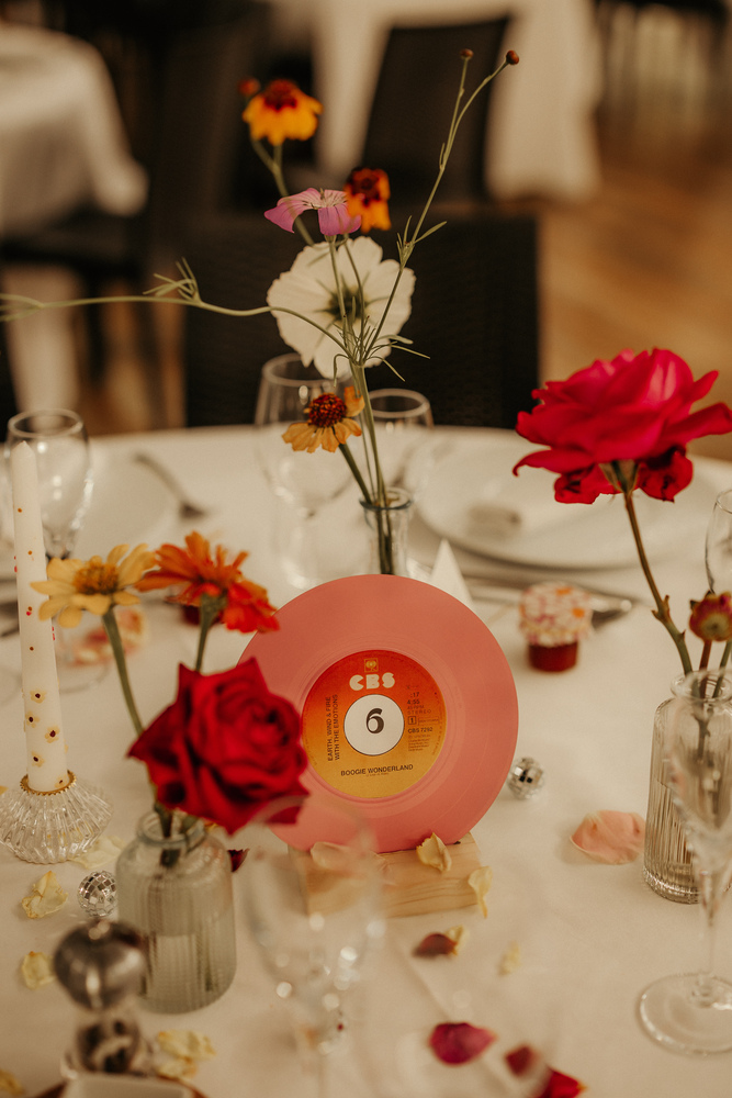 nom de table décoration disco coloré avec disque mayenne