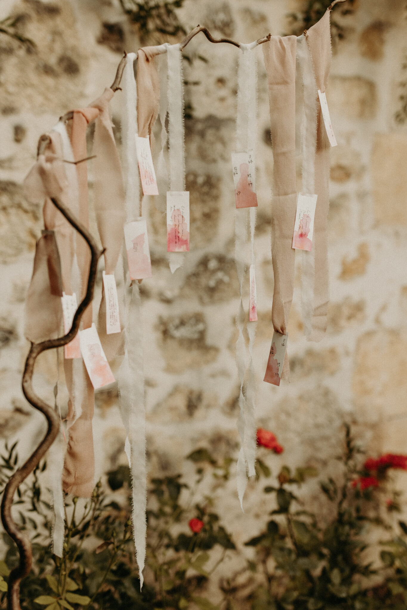 arbre à souhait avec des mots écrits par les invites pour les mariés suspendu à une branche
