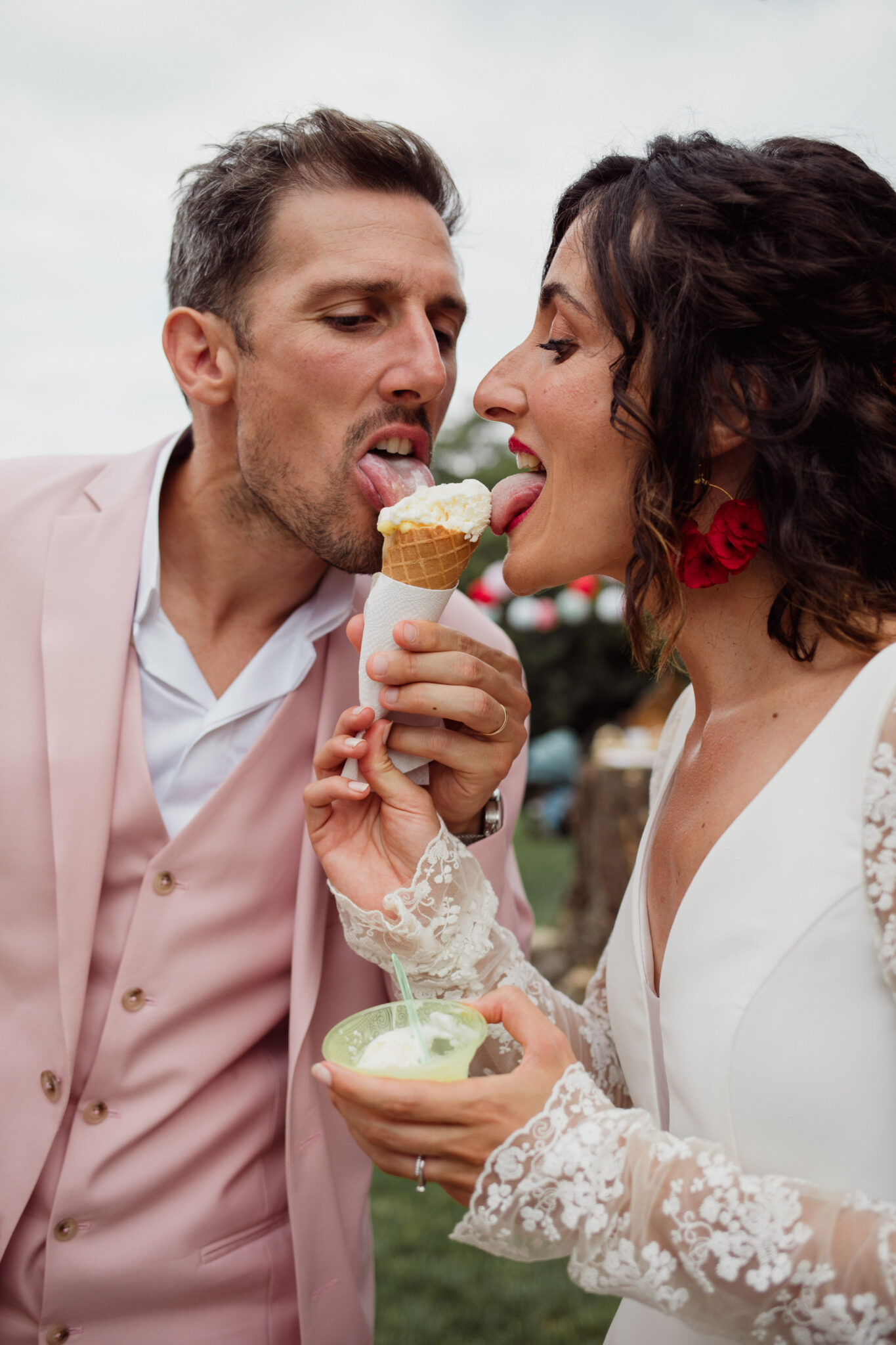 jeunes mariés mangeant une glace dans un cornet servie lors de lors mariage près de Bordeaux