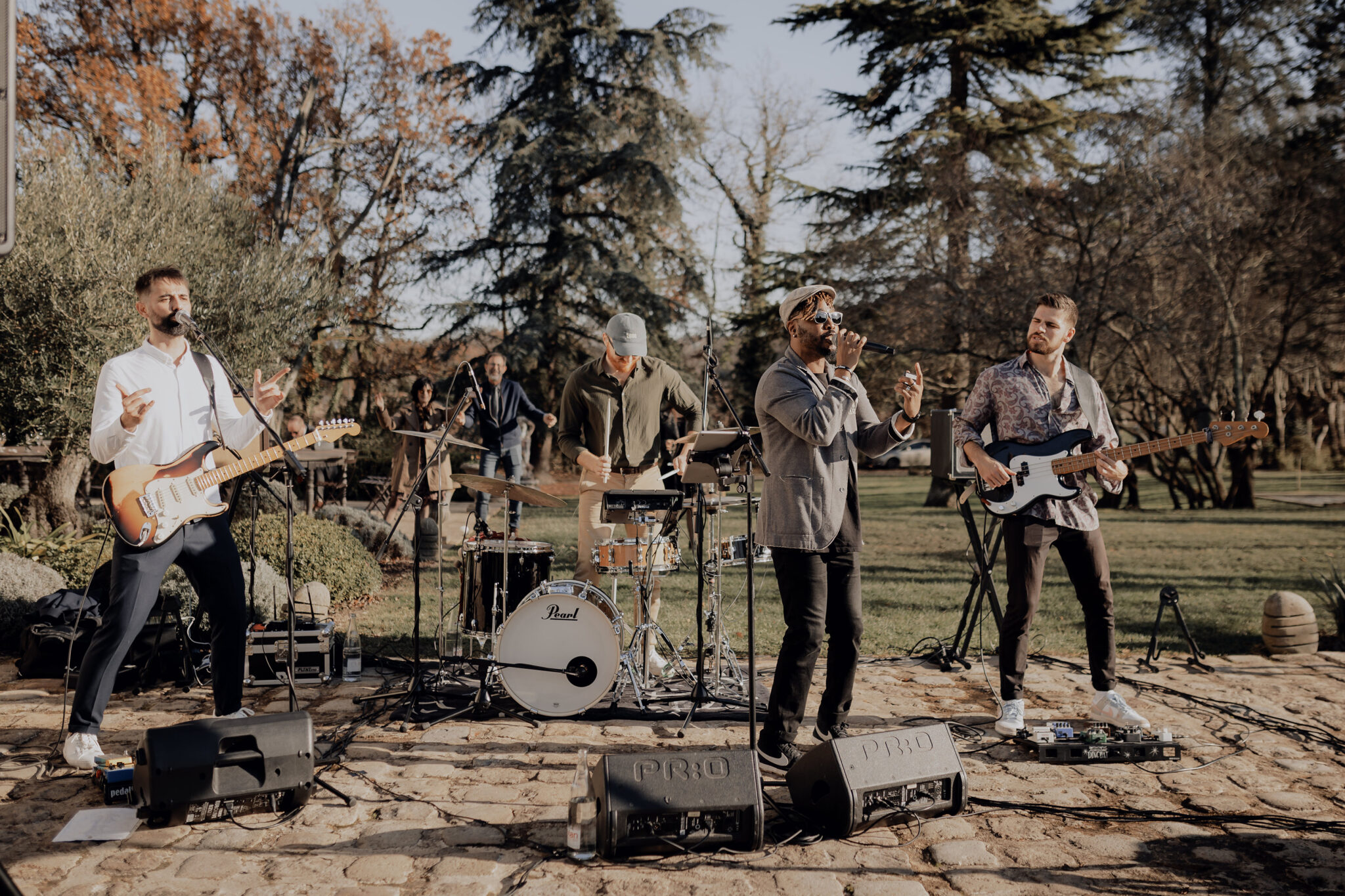 groupe de musique pop R'nb rap lors cocktail d'un mariage dans un chateau bordelais