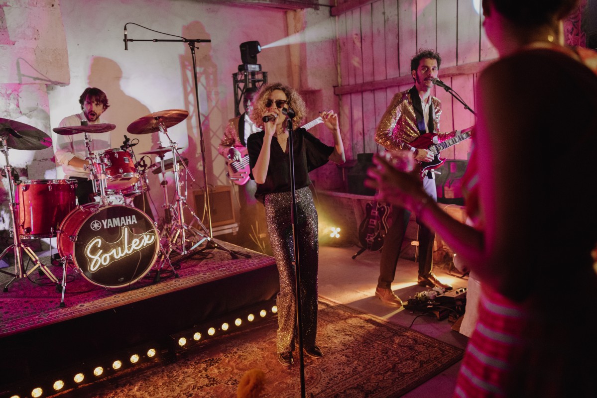 groupe de musique lors de la soirée de mariage