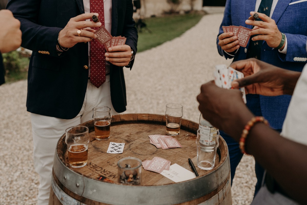 jeu de carte pour les invités lors d'un mariage au vin d'honneur