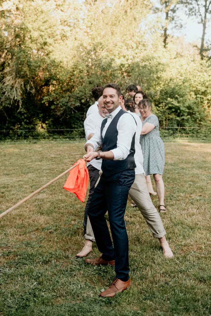 invités à un mariage jouant au tir à la corde lors d'olympiade organisé pendant la garden party