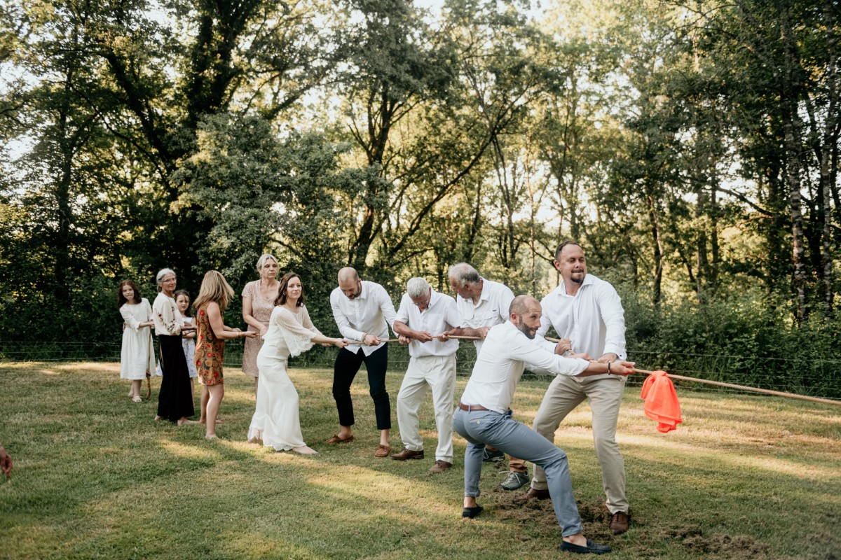invités à un mariage jouant au tir à la corde lors d'olympiade organisé pendant la garden party
