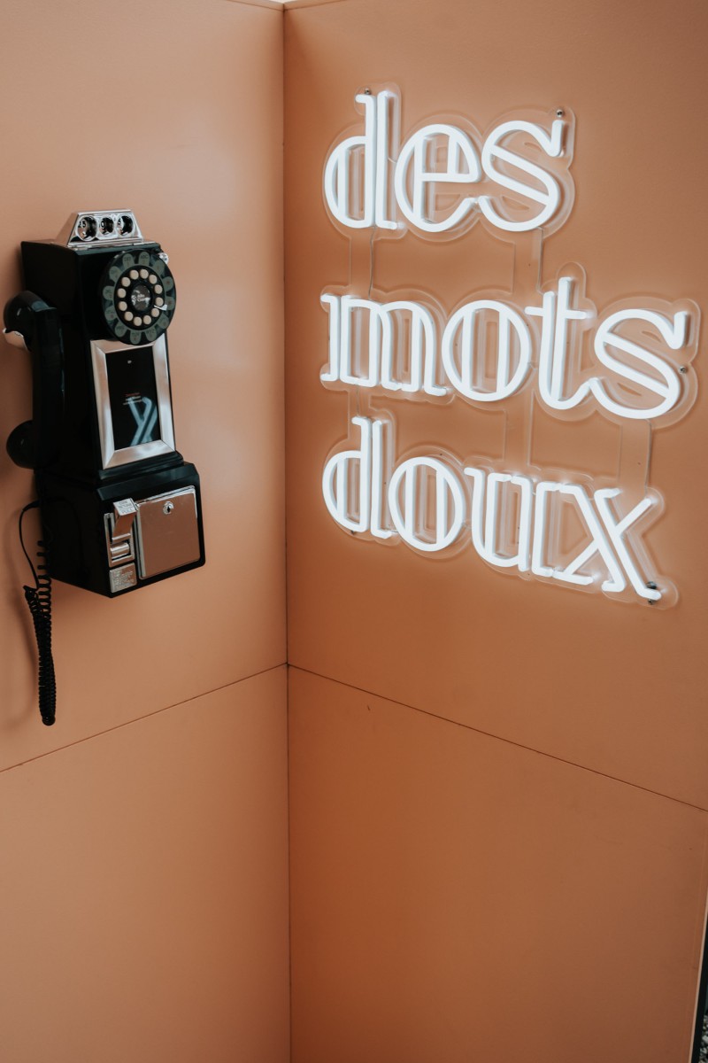 Livre d'or audio à louer pour un mariage avec cabine de téléphone fabriqué à Bordeaux