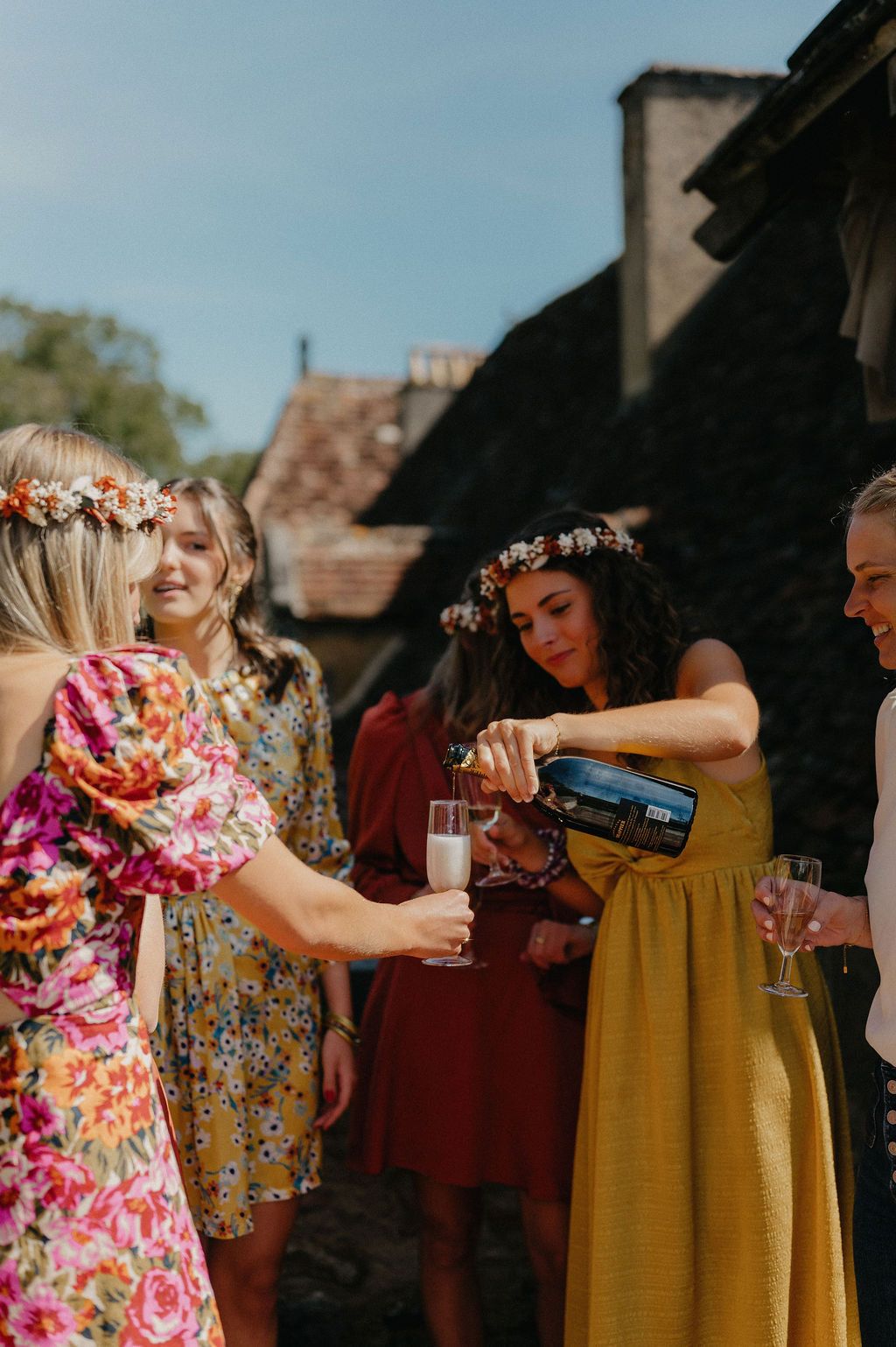 témoins de la mariée servant du champagne à la mariée et aux témoins pendant les preparatifs dans une ambiance festive