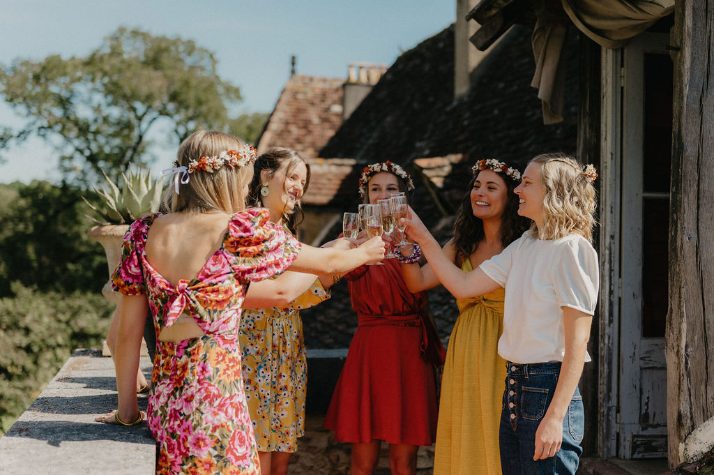 témoins de la mariée servant du champagne à la mariée et aux témoins pendant les preparatifs dans une ambiance festive