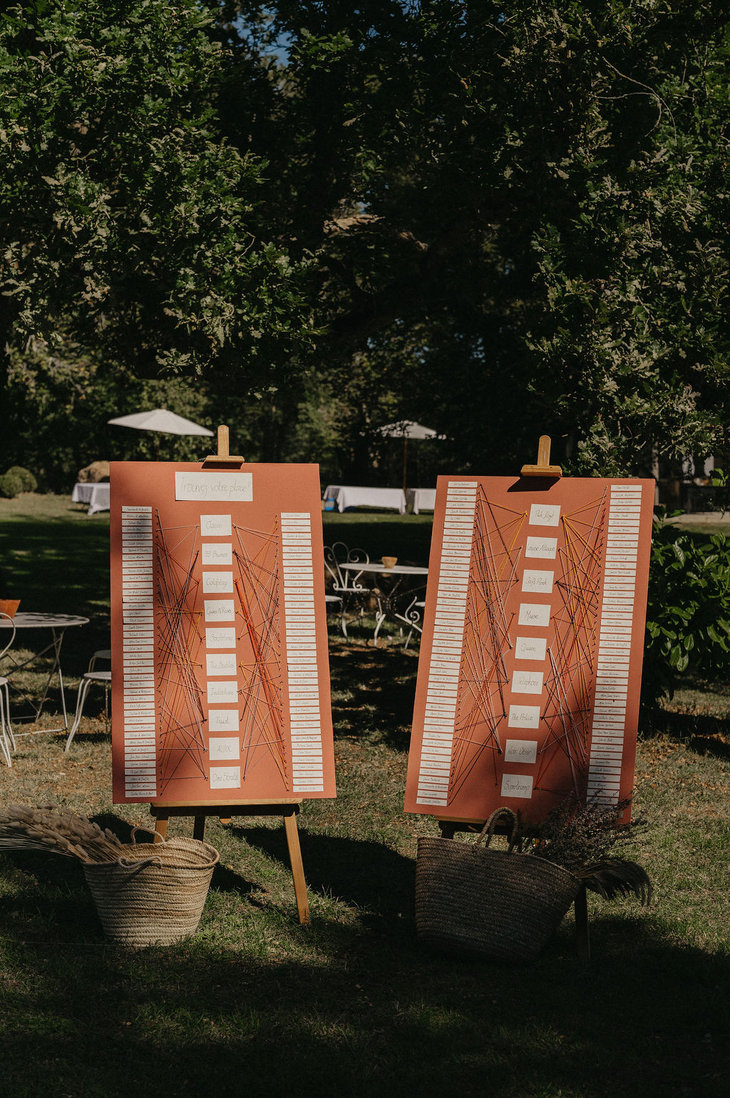 plan de table de mariage couleur terra cota pasé sur deux chevalets où les noms et les tables sont reliés par de la ficelle