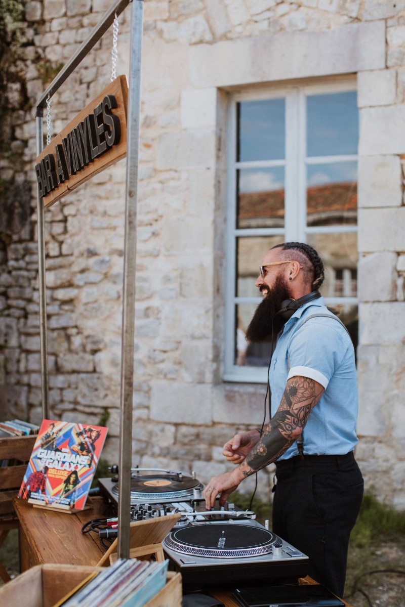 DJ proposant un bar à vinyles ou les invités choisissent leur disque lors d'un mariage