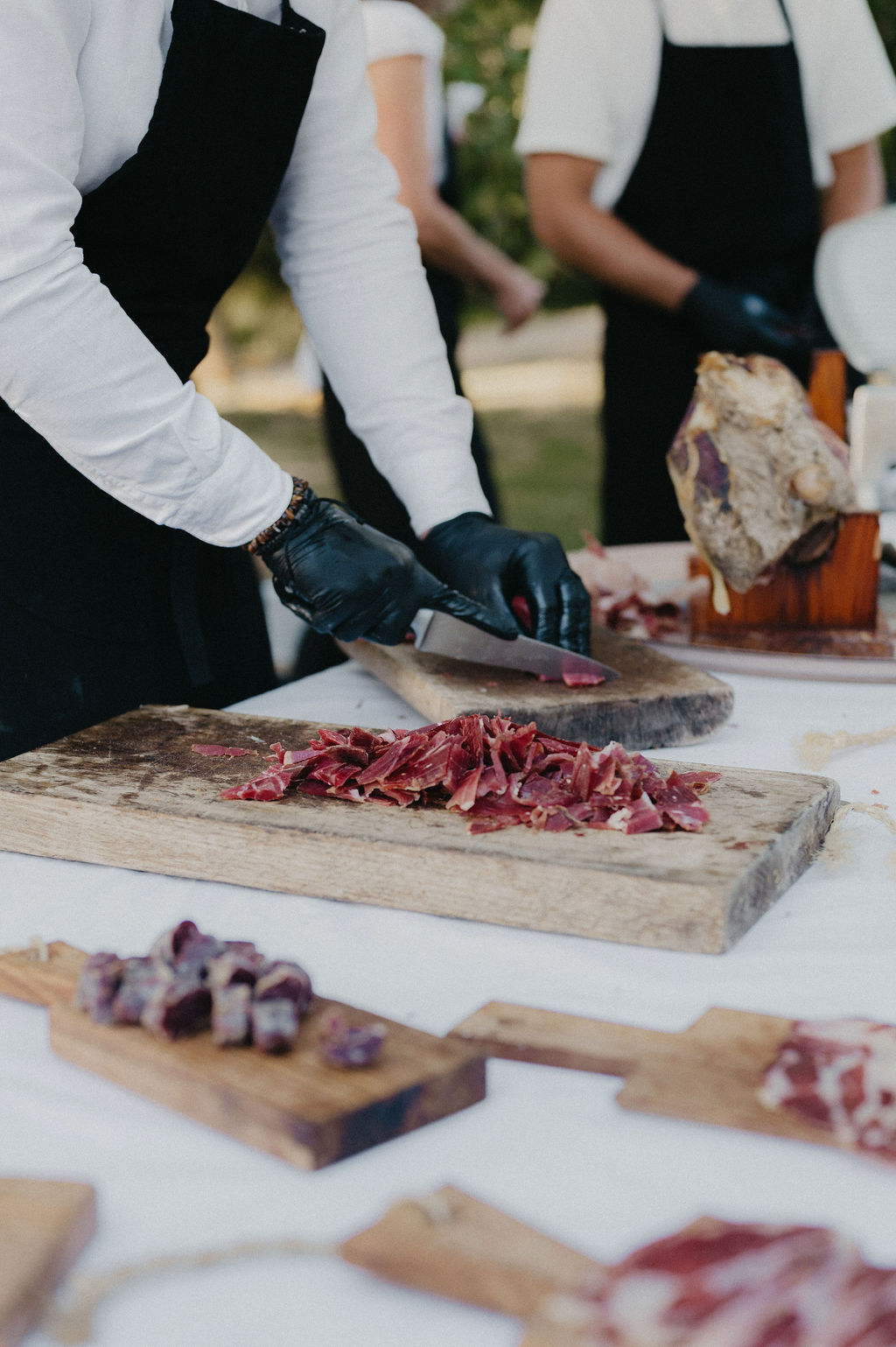 atelier de decoupe de jambon par le traiteur lors d'un mariage dans le sud ouest en Dordogne