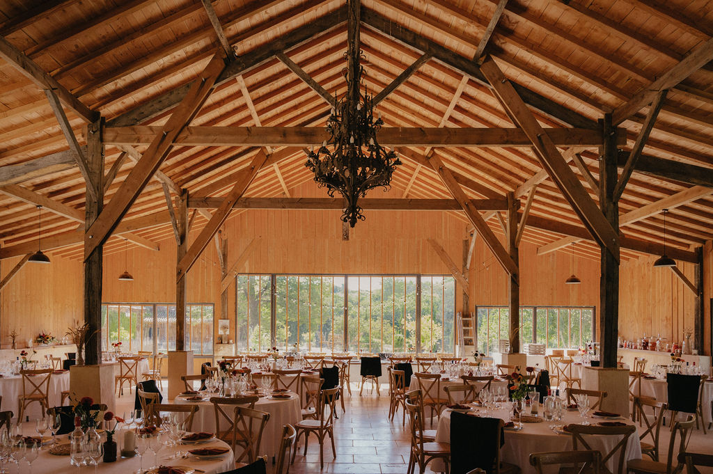 dîner de mariage dressé dans une grange rénovée dans un domaine en dordogne