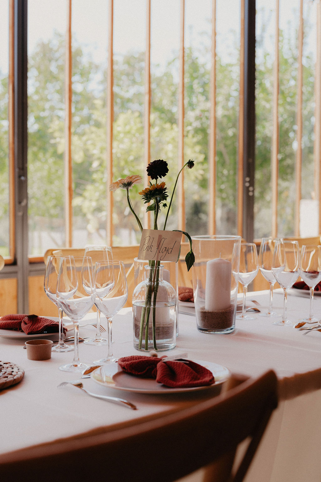 dîner de mariage dressé dans une grange rénovée dans un domaine en dordogne