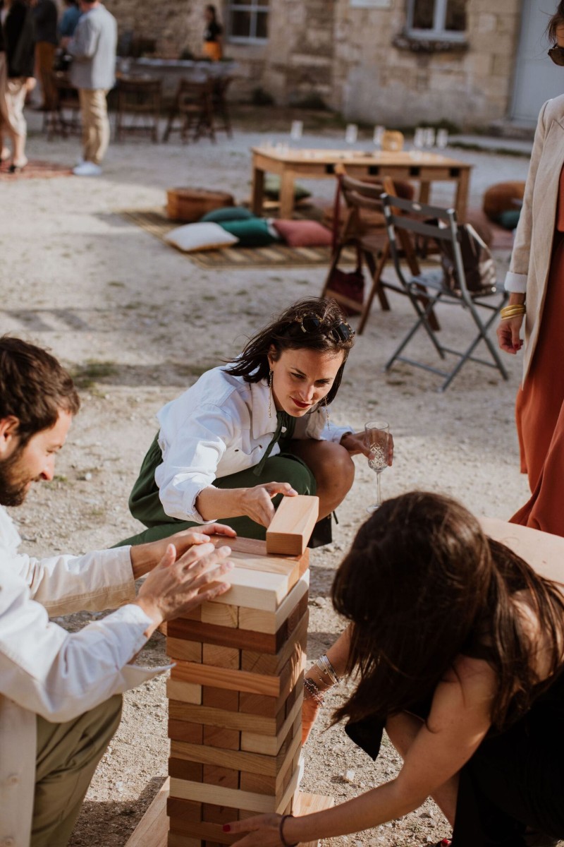 invités à un mariage jouant à un jeu en bois géant loué pour le mariage près de Bordeaux