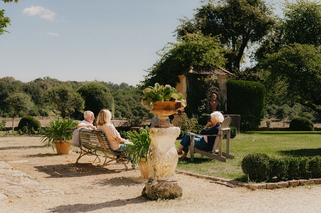 proches de la mariés se reposant sur le domaine en attendant la mariée